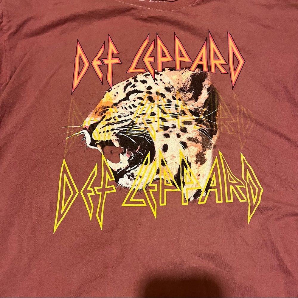 Def Leppard salmon colored leopard print graphic t-shirt unisex - Picture 3 of 6